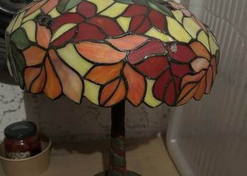 Elegancka lampa witrażowa w stylu Tiffany – kwiatowy motyw