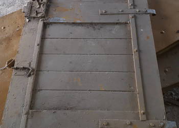 Oryginalne DRZWI Z CELI WIĘZIENNEJ / Aresztu PRL – Loft, Antyk, Industrial