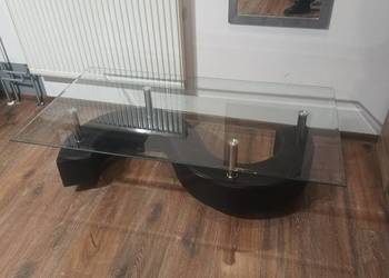 Jeżdżący stolik kawowy z szklanym blatem.