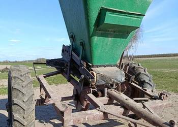 Ciągany rozsiewacz taśmowy do nawozu i wapna.