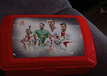 czerwony lunchbox z grafiką przedstawiającą piłkarzy reprezentacji Polski,