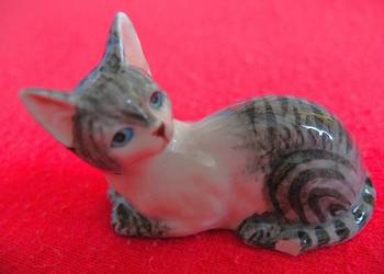 Kot - szary, uroczy kotek - porcelana - 3,3 x 5 x 2 cm Miniaturka