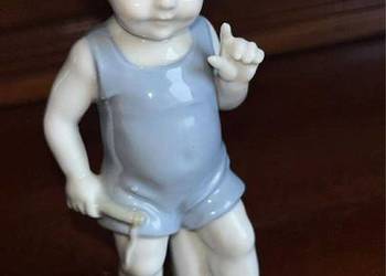 Figurka porcelanowa małego chłopca w niebieskim stroju. Nr 612