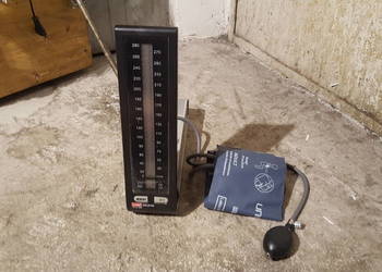 Ciśnieniomierz analogowy z wyświetlaczem LCD - Zabytkowy