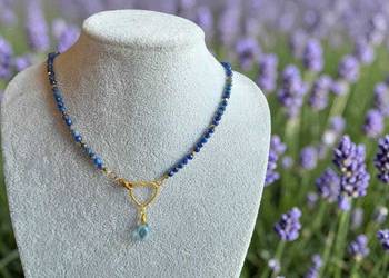 Naszyjnik z naturalnych kamieni Lapis lazuli.