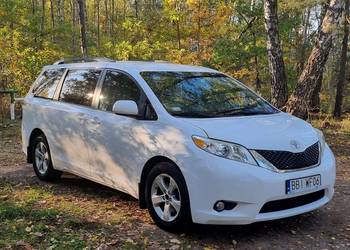 Toyota Sienna 3.5 LE V6 FWD