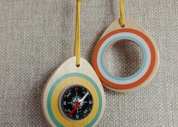 Kompas+ lupa osadzone w drewnie.