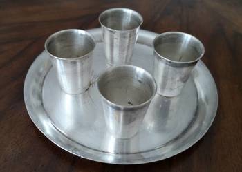 4 platerowane kieliszki do trunków mocnych wraz z tacką.
