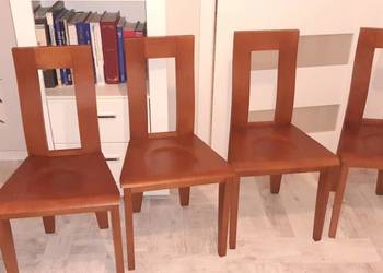 krzesła drewniane i stół