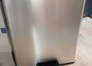 Kosz na śmieci Curver Deco Bin o pojemności 65 litrów. Wykonany z wysokiej