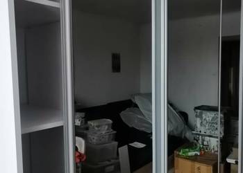 Trzydrzwiowa pojemna szafa