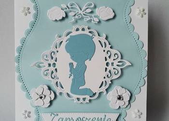 Zaproszenia Komunia Chłopiec Klęczący W Ramce Z Koronką K4 – Błękit - Biel