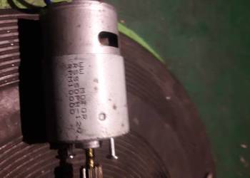 sprzedam silniczki 12V od napędu przekladni samochodu dla dziecka 8lat