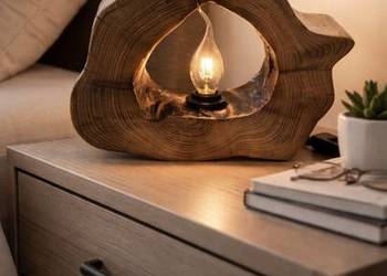 Lampa z plastra drewna ręcznie robiona.