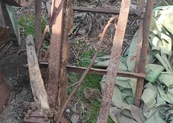 Części do przyczepy i maszyny rolniczych.