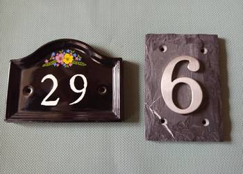 Angielskie kamienne szyldy, czytelne oznaczenie drzwi, bramy, posesji