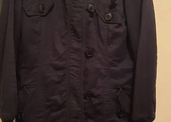 Czarna kurtka lekko ocieplana z odpinanym kapturem