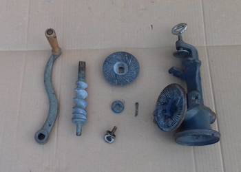 Młynek ręczny do mielenia np. kukurydzy, zboża