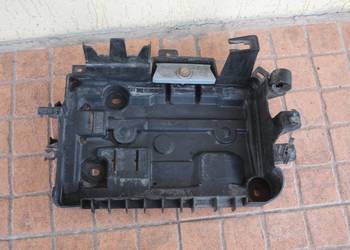 PODSTAWA AKUMULATORA OPEL CORSA D 1.0 13235642