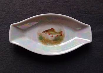 Mały iryzowany półmisek z rybą. Ćmielów, sygnatura z okresu 1925-39..