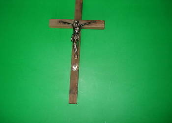 Krzyż na drewnianej obsadzie z lat PRL.