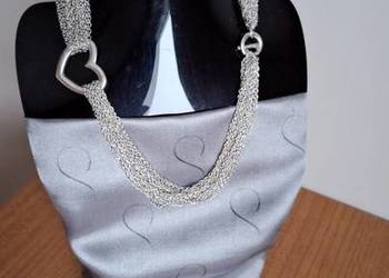 Stylowy, wielorzędowy naszyjnik w kształcie serca