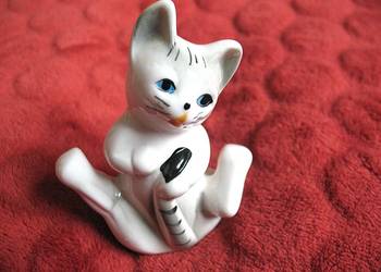 Kot - młody, zabawny kotek - figurka porcelana - 8 x 6 x 4 cm
