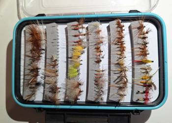 Przynęty wędkarskie: Muchy 150 sztuk + pudełko.