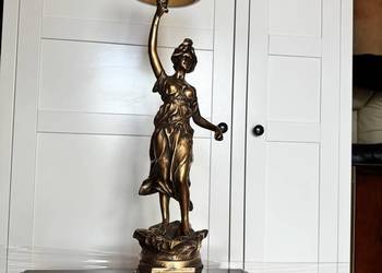 Lampka stołowa rzeźba kobieta figurka zwycięstwa lampa na biurko