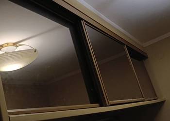 pawlacz z drzwiami przesuwnymi szklanymi