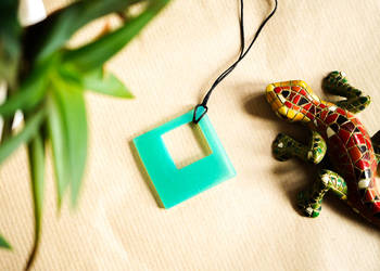 Turkusowy wisiorek romb świecący w ciemności i UV handmade
