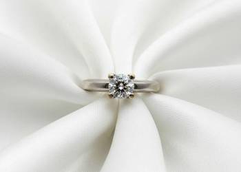 Elegancki Pierścionek Solitaire z Białego Złota 18K – Brylant