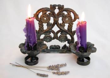 Świecznik żeliwny, metalowy, patynowany, dwuramienny, vintage