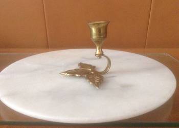 Nowy świecznik mosiężny z ozdobną podstawą