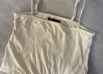 Biały crop top / koszulka na ramiączkach | Sinsay