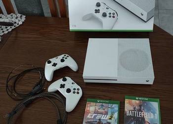 Sprzedam Xbox one s + 2 gry+ 2 pady