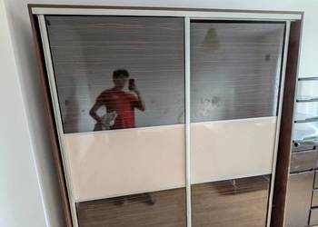 Używana szafa z widocznymi śladami użytkowania