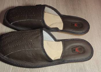 Nowe kapcie męskie, skórzane