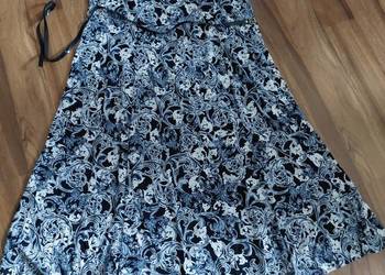 Sukienka w rozmiarze 44/48 wyszczuplająca kolor niebieski z białym wzorem