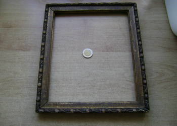 Starocie z PRL - Ramka drewniana z czasów PRL, wymiary: 23 cm x 28 cm TANIO