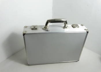 Aluminiowa walizka narzędziowa / biznesowa / etui z gąbką + kluczyk
