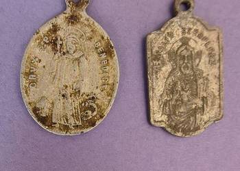 Zestaw medalików z przełomu XIX i XX wieku.