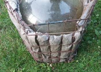 Balon na wino w koszu metalowym