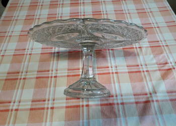 Patera szklana do ciasta z głębokiego PRL-u, tłoczenia imitujące kryształ, Patera szklana do ciasta z głębokiego PRL-u, tłoczenia imitujące kryształ,