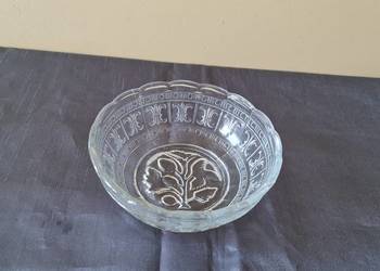 Salaterka z bezbarwnego szkła - okres PRL-u.