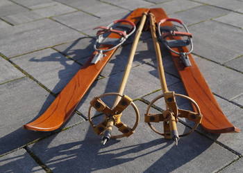 Stare narty drewniane 110 cm + kijki w komplecie