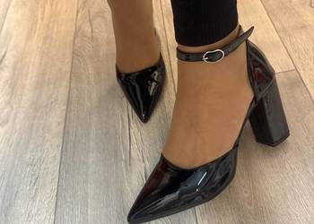 (40) Czarne czółenka wieczorowe z zapięciem, Nowe