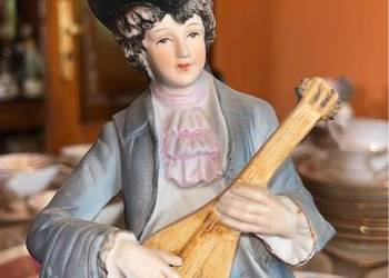 Figurka grajka z mandoliną . Biskwitowe.