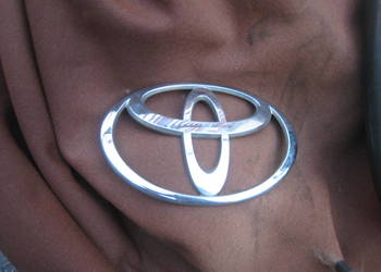 Znaczek emblemat maski pokrywy silnika Toyota Yaris I 99-