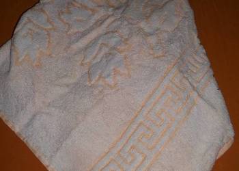 Ręcznik kąpielowy frotte brzoskwiniowy.Tłoczony wzór kwiat.